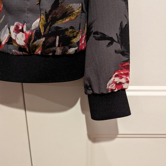 Light weight jacket - Picture 2 of 3